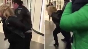 Femeia încătuşată la mall  în faţa copilului, primele declaraţii: “L-am lovit şi imediat m-a pus la pământ“