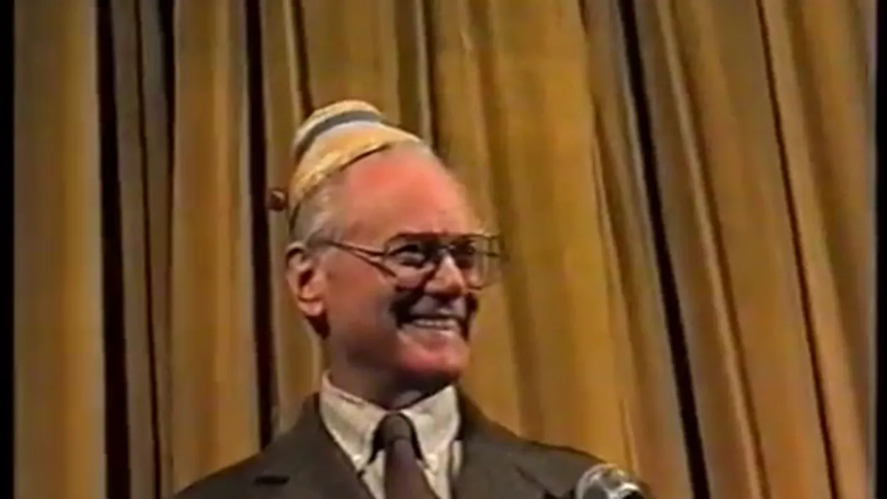 J.R., aşa cum nu l-ai mai văzut! Uite-l pe starul din „Dallas” purtând clop maramureşan!