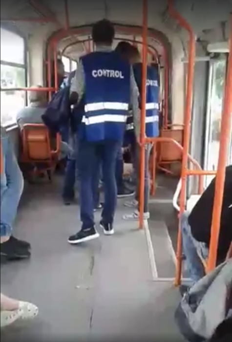 Scene de neînchipuit în tramvaiul 11! Controlorii i-au dislocat umărul unui tânăr pe care îl prinseseră fără bilet!