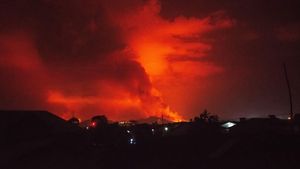 Cod roșu pentru aviație. Un vulcan a erupt: „Nor mare de cenușă” | VIDEO