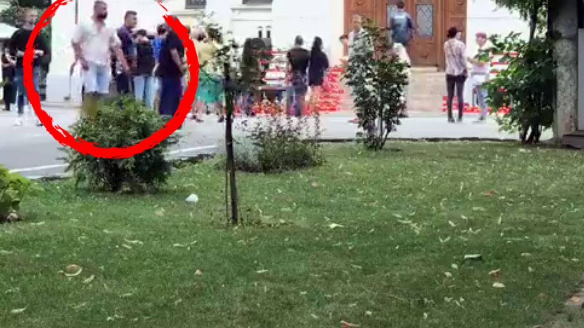 Incident la priveghiul Denisei! Un bărbat a agresat jurnalişti şi...