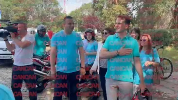 Imaginile zilei cu Sebastian Burduja. Candidatul la Primăria Capitalei și-a făcut 3 cruci și a purtat un singur obiect în mână, la secția de votare. VIDEO