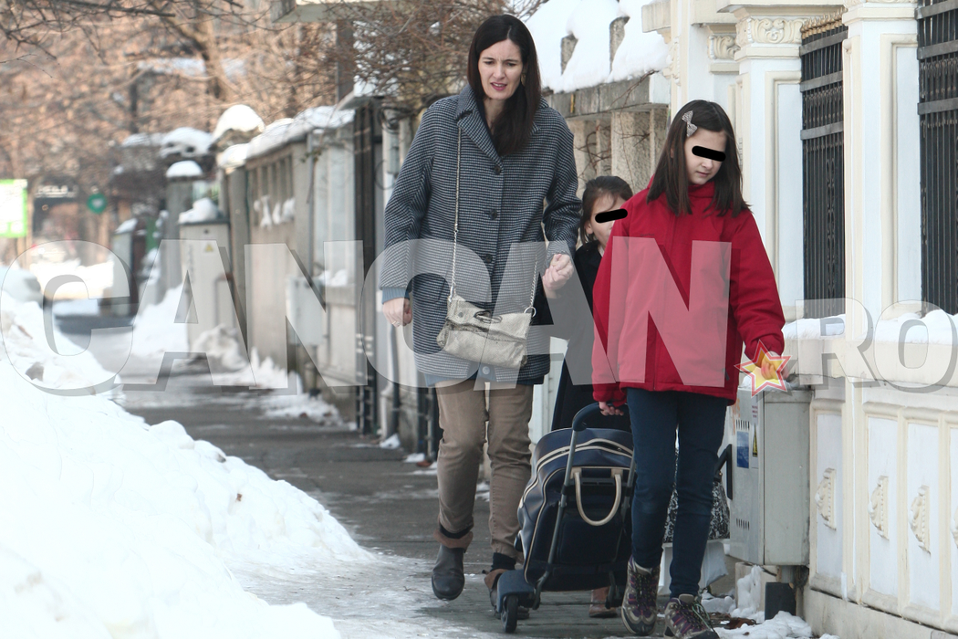 Clotilde Armand, la plimbare cu copiii