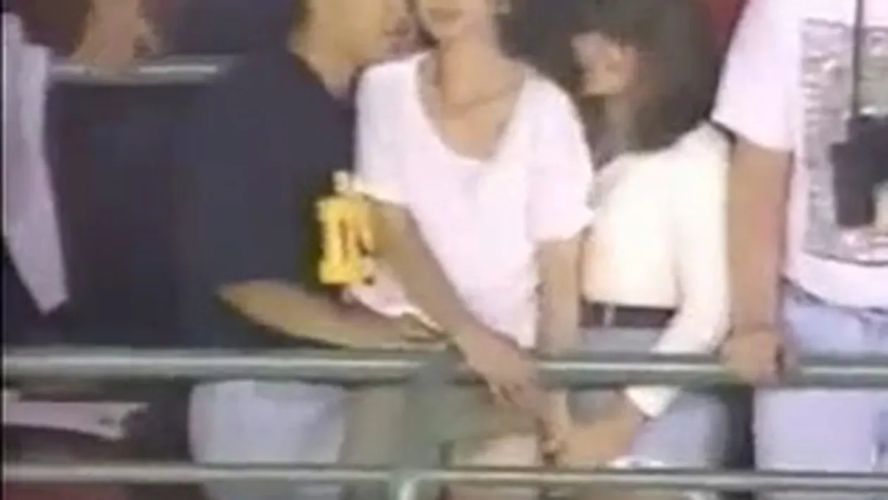 Video savuros! Doua cupluri fac senzatie pe stadion - Schimba partenerele intre ei si se excita reciproc in vazul a zeci de mii de spectatori!