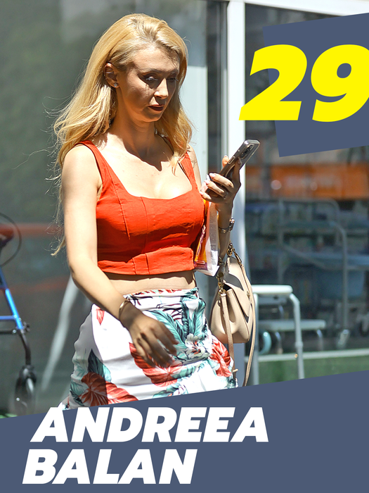 TOP 30 sexy-vedete care și-au scos abdomenul la ”interval”! Antonia, Alexandra Stan și Otniela n-au avut ”milă” de trecători!