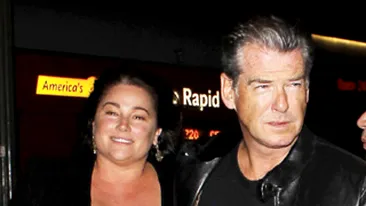 O iubeste, desi nu e deloc croita dupa calapodul divelor din showbiz! Pierce Brosnan, cu nevasta la concert