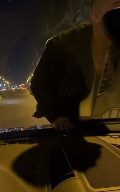 Jador a condus cu un bărbat suit pe capotă