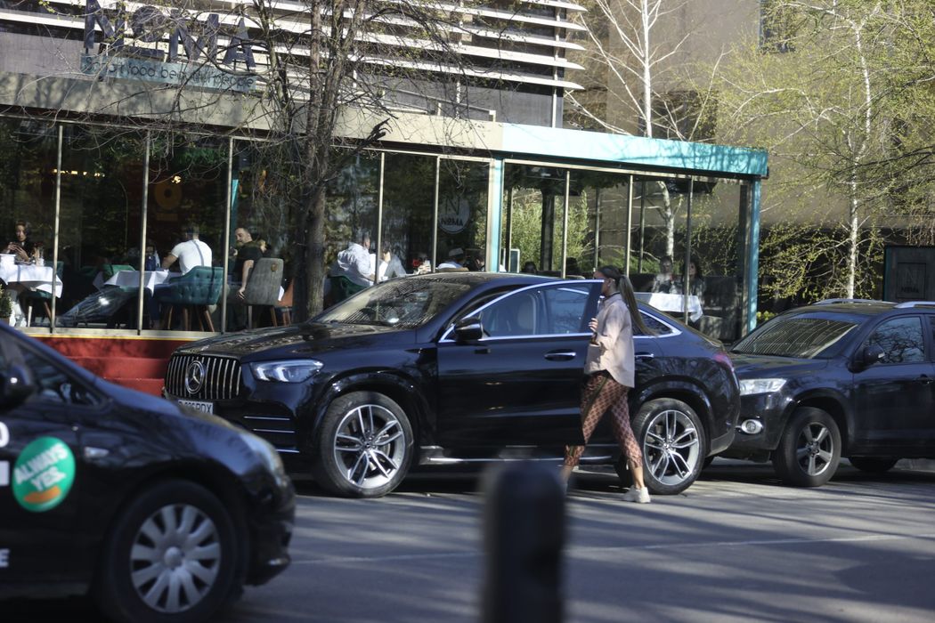 Bianca Drăgușanu urcă în mașină (Foto: CANCAN.RO)