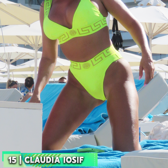 Top 30 sexy-vedete în genunchi la plajă. Pe ce locuri se clasează Emily Burghelea, Florentina Raiciu, Delia și Andreea Bănică