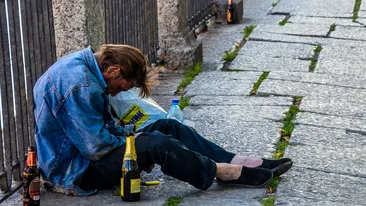 Bancul zilei | Un tip beat mergea în patru labe pe trotuar