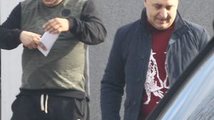 VIDEO EXCLUSIV. Vali Vijelie a dat ”spargerea” la bancă! L-am filmat în timp ce...