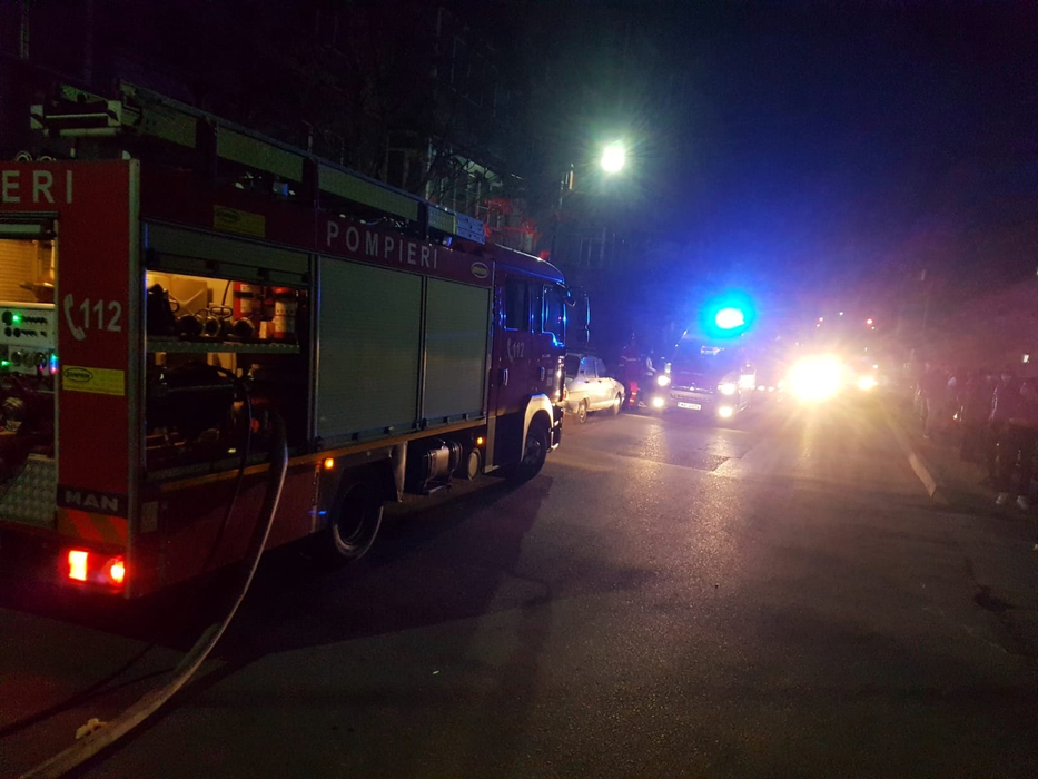 Incendiu într-un apartament din Găești! Fumul i-a scos pe vecini din locuințe