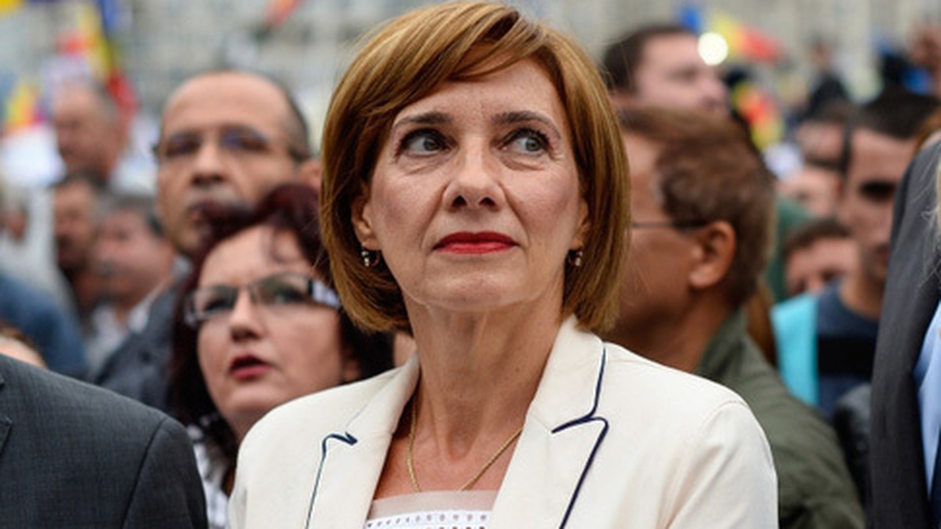 CARMEN IOHANNIS se declară împotriva şcolii acasă, după ce DANA NĂLBARU şi-a retras fata din sistemul de învăţământ

