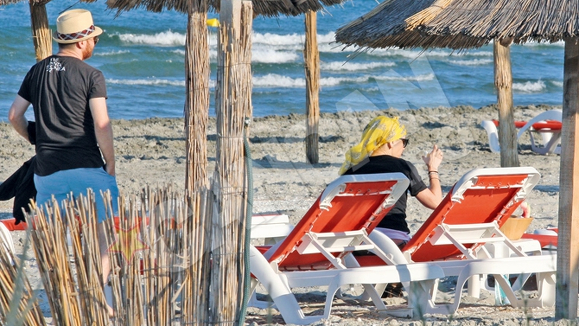Lori si chitaristul se bronzeaza imbracati
