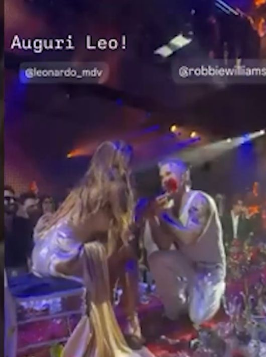 Robbie Williams s-a pus în genunchi în fața Mădălinei Ghenea. Sursa foto: social media