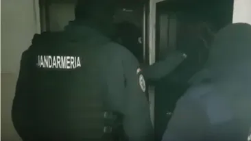 Jandarmii din Bacău s-au dat drept angajaţi la gaze, la o descindere: Cine e?  - De la gaze!  - Culcat! Jandarmeria! VIDEO