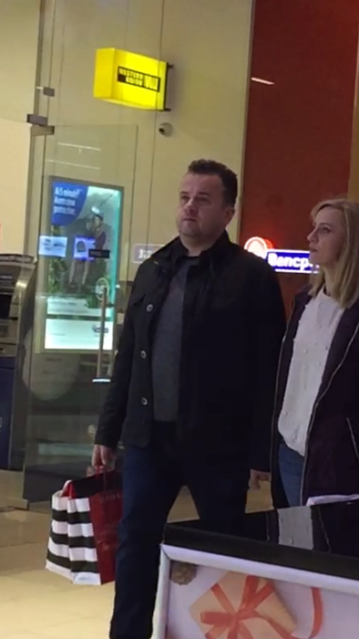 Liviu Pop şi soţia lui, Adriana, au ieşit cu numeroase pungi de la cumpărături