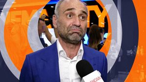 Poveste fabuloasă spusă de Celentano din ”Las Fierbinți”: a spart semințe în miez de noapte, alături de un amic, în gară! ”Dacă sunteți proști!”