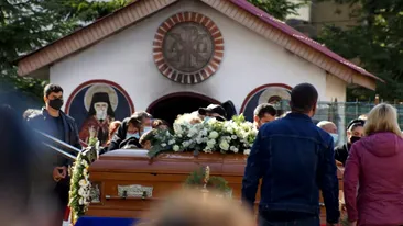 Un preot din Argeș a chemat poliția la o înmormântare, după ce a văzut ceva neobișnuit la femeia decedată