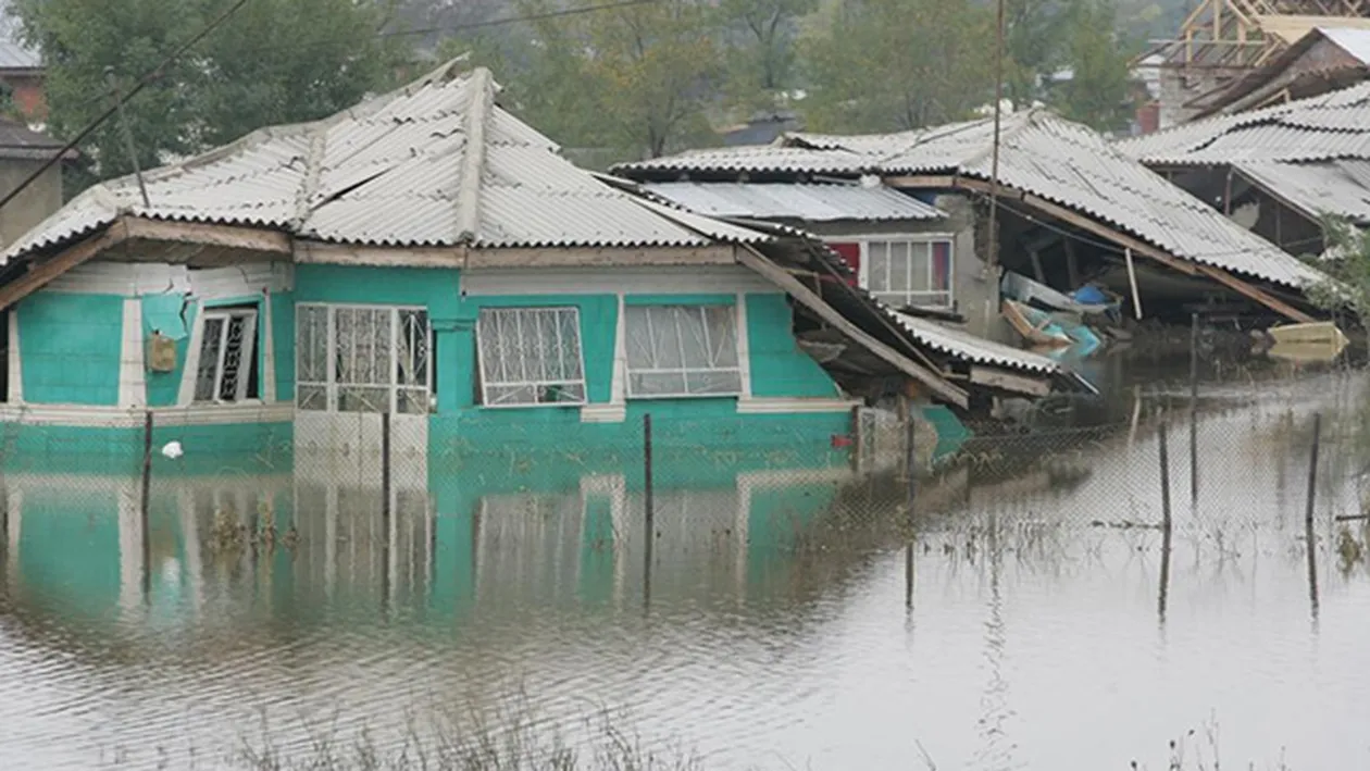 Ploile fac ravagii in Romania! COD ROŞU de inundaţii în Mehedinţi. Meteorologii au emis avertizari de ploi şi inundaţii