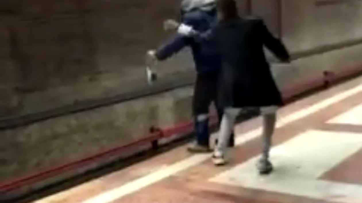 Scene uluitoare în stația Piața Sudului! Un bărbat este tras din fața metroului în ultima clipă! VIDEO