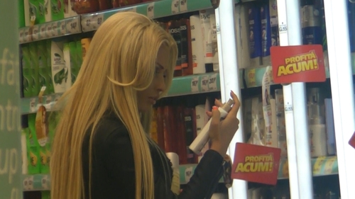 VIDEO Loredana Chivu a ajuns la fundul sacului? Face economii si isi cumpara vopsea de par din supermarket!