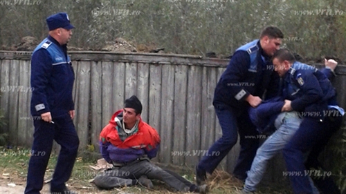 IMAGINI TERIFIANTE! Trei politisti din Vaslui, fotografiati in timp ce bateau cu bestialitate doi tineri
