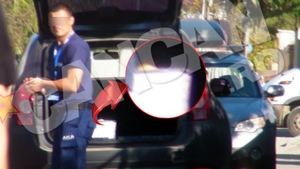 Scene din "B.D. la mare si la munte" in Otopeni! Ce a putut sa faca un agent de paza in fata unei curti cand credea ca e singur!