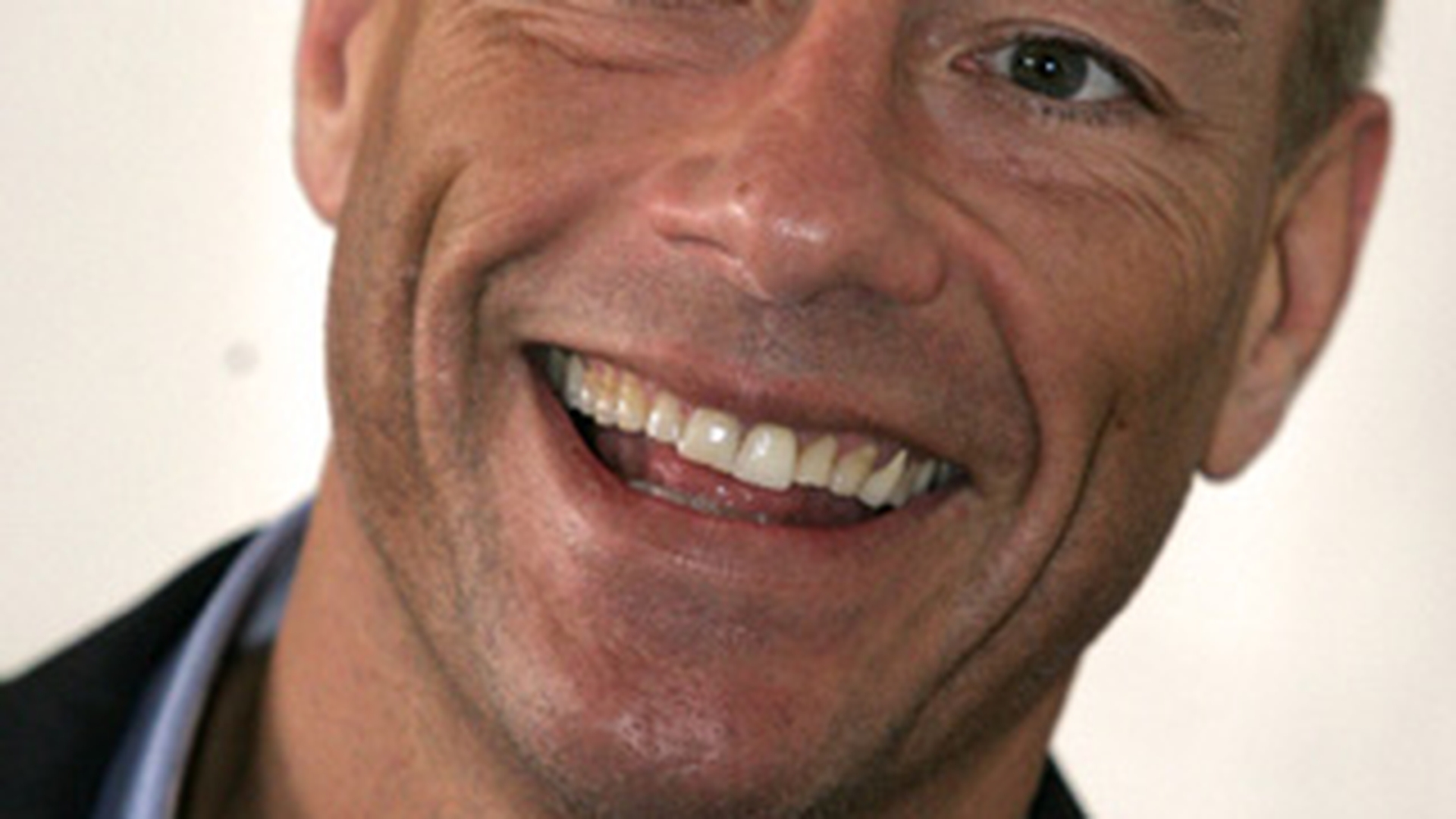 Accident penibil la Hollywood! Van Damme a cazut cu masina in apa pentru ca a gresit viteza!