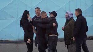 Frații Corduneanu, spectacol în fața Penitenciarului Iași. “Regele” Bogdan a ieșit din pușcărie! / FOTO