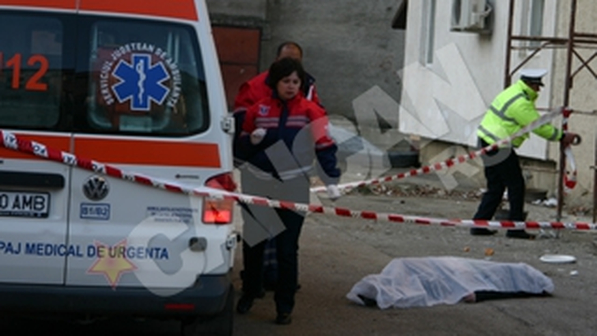 S-a aruncat de doua ori de pe blocul turn! A doua oara s-a zdrobit de asfalt