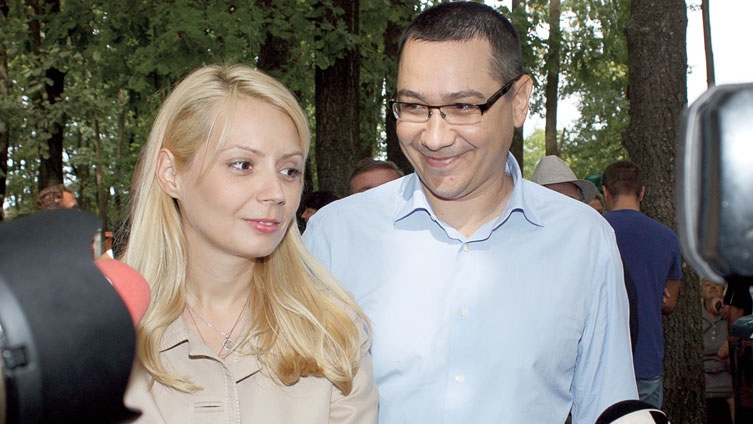 Cum s-a pregatit Daciana Sarbu pentru sarbatoarea Sanzaienelor! Sotia lui Victor Ponta a apelat la o tinuta foarte speciala
