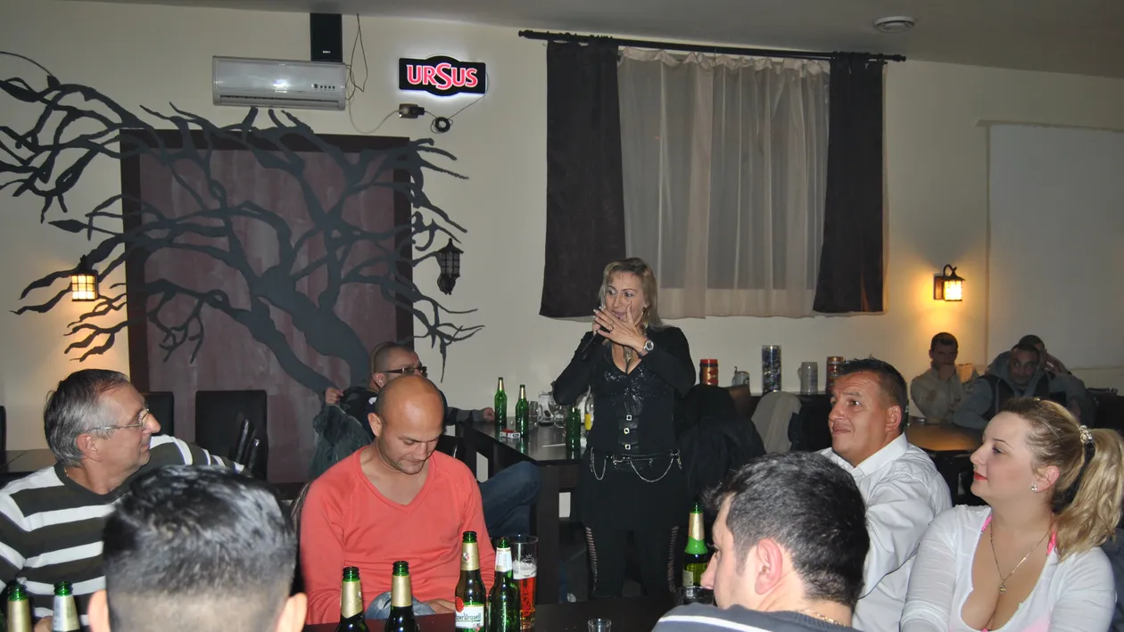 Ea e Marcela, mama lui Fernando de la Caransebes! Poarta colanti taiati si rupe inimile barbatilor din birturi cu melodiile ei