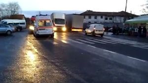 Accident teribil la Sibiu! Trei elevi au fost spulberaţi de un microbuz pe trecerea de pietoni