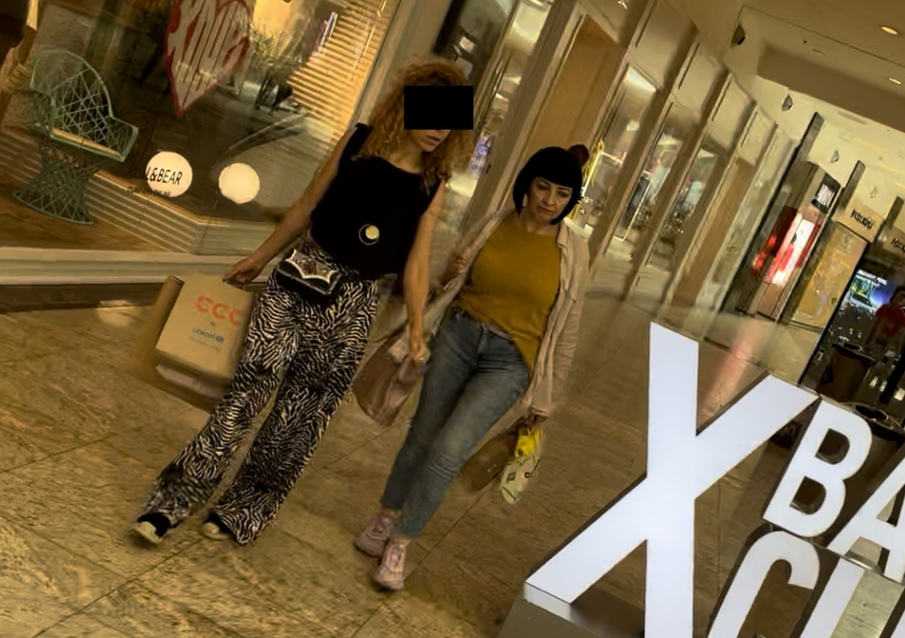 Neti a colindat prin mall, alături de o bună prietenă (Foto: CANCAN.RO)