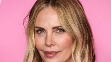 Mărturisirea tulburătoare a lui Charlize Theron: a povestit momentul în care mama sa i-a ucis tatăl. „Lucrurile astea nu mă mai bântuie”