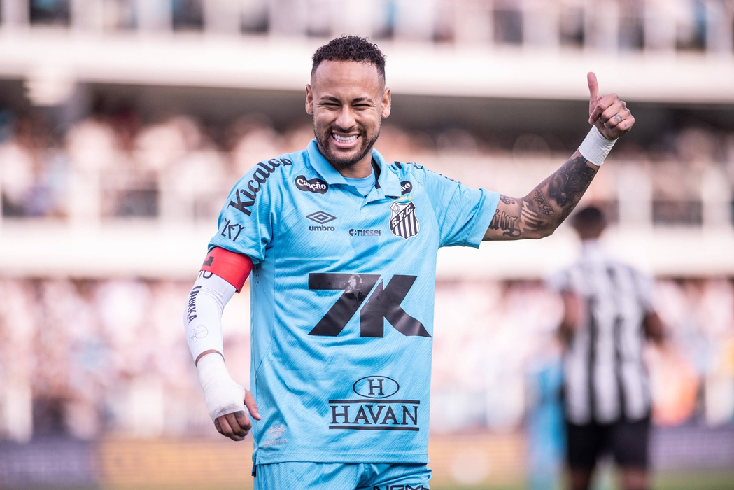 Neymar Jr. în timpul meciului dintre Santos și Botafogo de pe stadionul Urbano Caldeira. Foto: Profimedia