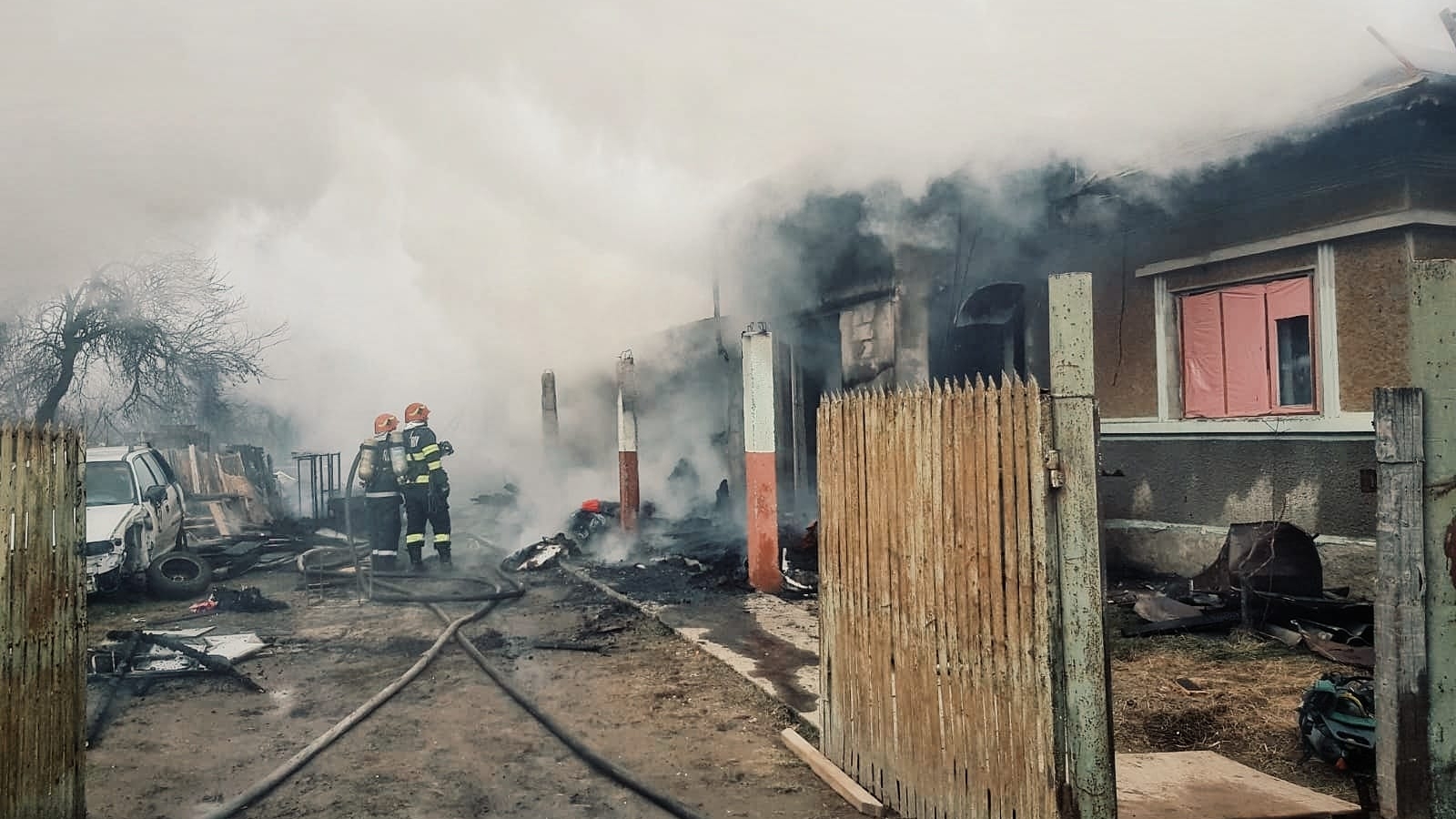 Trei frați din Giurgiu, la un pas de tragedie. În lipsa părinților, au vrut să aprindă focul în sobă cu benzină și...