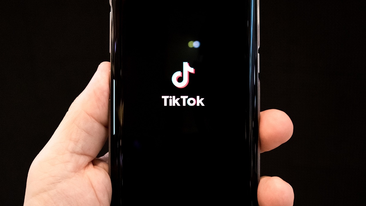Un muncitor din Iași a rămas fără 50.000 de euro, după ce a intrat pe TikTok. Ce țeapă colosală și-a luat