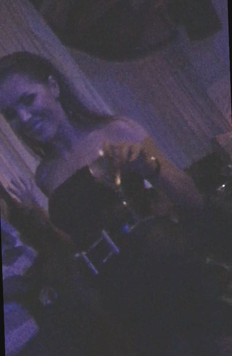 Denisa a închinat paharul în cinstea amicelor ei