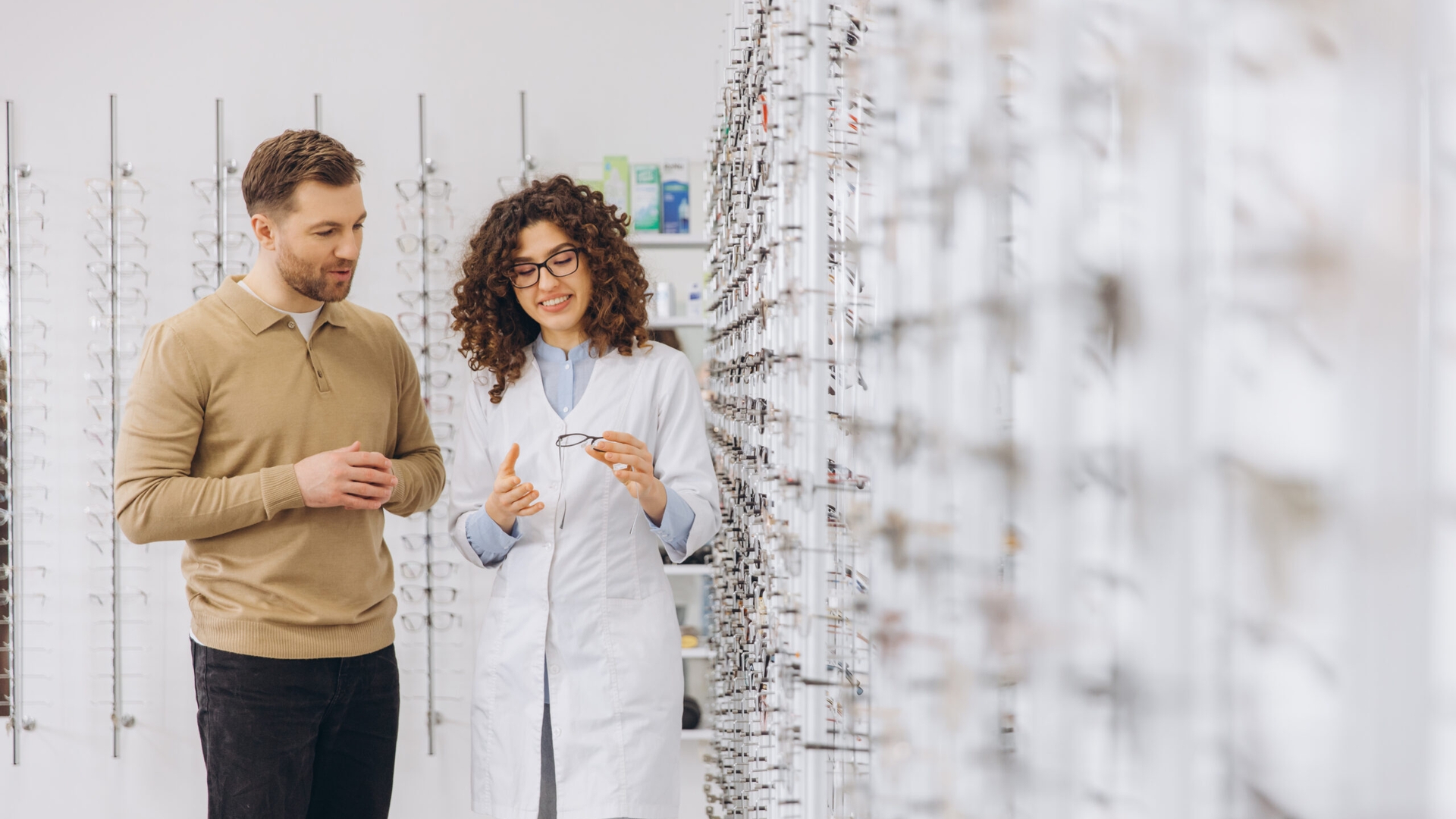 Ochelari cu aer de vedetă: cum alegi brandul care te reprezintă. Articol susţinut de Optical Investment Group