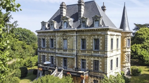 Nu e o glumă! Vila din Constanța care este de două ori mai scumpă decât un castel din Franța. Cum arată
