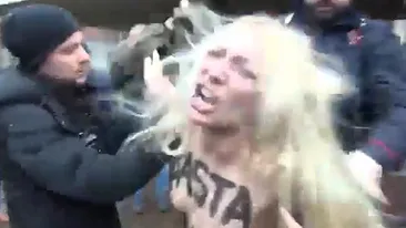 VIDEO Scene incredibile în Italia! Trei tinere în sânii goi s-au năpustit asupra lui Silvio Berlusconi