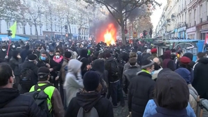 Proteste de amploare, sâmbătă, la Paris împotriva brutalității poliției. Oamenii au incendiat mașini. VIDEO