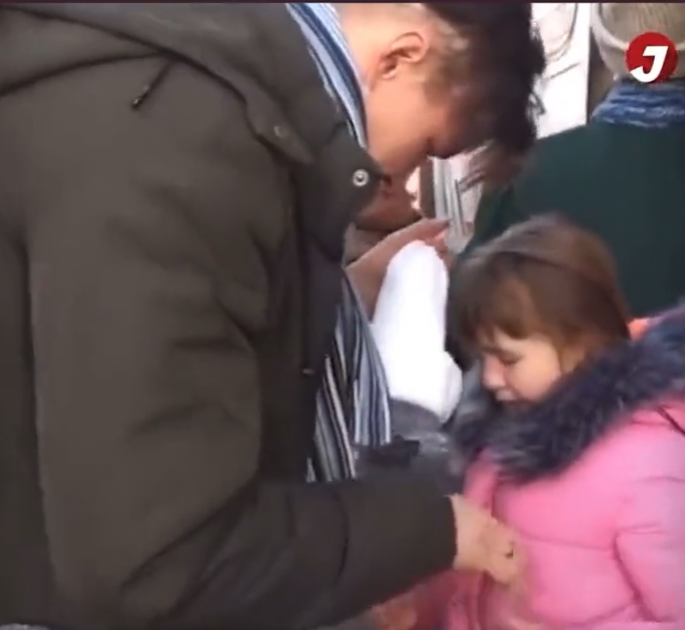 Momentul sfâșietor în care un tătic ucrainean își îmbrățișează fiica pentru ultima dată. El rămâne să lupte pentru țară