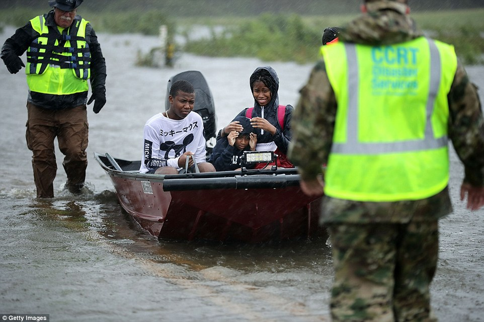 Uraganul Florence lovește coasta de est a SUA. Zeci de persoane au fost salvate dintr-un hotel inundat (video)