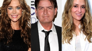 Intre doua nu te ploua! Charlie Sheen petrece cu fostele neveste, Denise Richards si Brooke Mueller