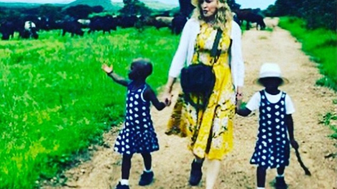 Tatăl unor gemene africane adoptate de MADONNA se arată şocat că adopţia fetelor sale este permanentă!