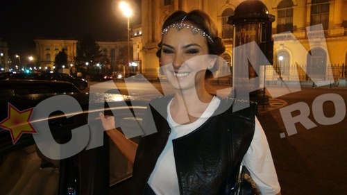 E curtata mereu, dar tot singura pleaca acasa! Dar florile, de la cine sunt florile?