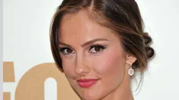 Minka Kelly, surprinsa facand sex oral pe plaja! Vezi imagini